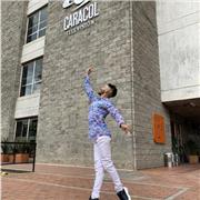 Profesor de danza comparte la alegría de bailar a niños y adultos